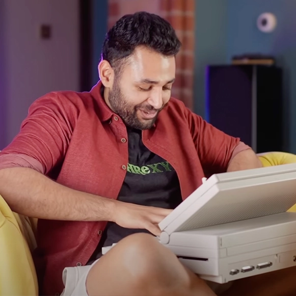 Man spends $30,000 buying every MacBook model from 1989 to current day and people can’t believe how much has changed