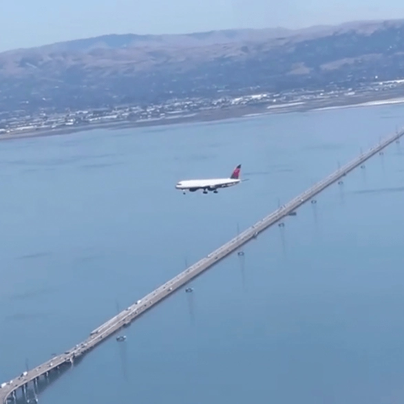 Video of motionless plane ‘stuck’ in the sky has people calling it a ‘glitch in the matrix’