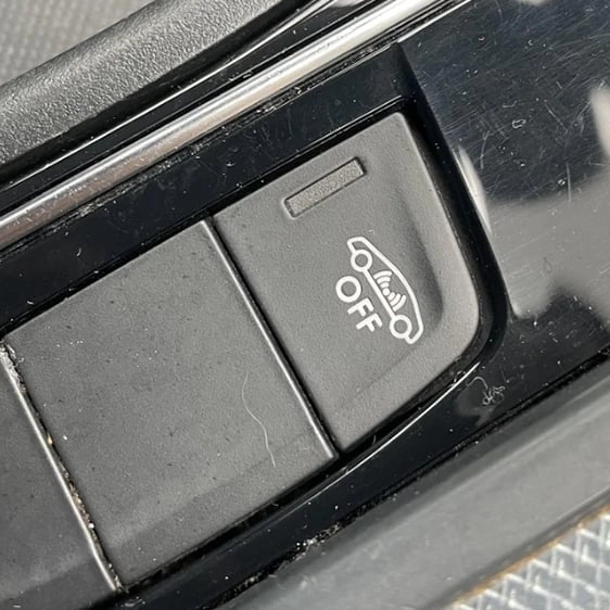 Drivers warned 'do not press' mystery button in car that's left people baffled