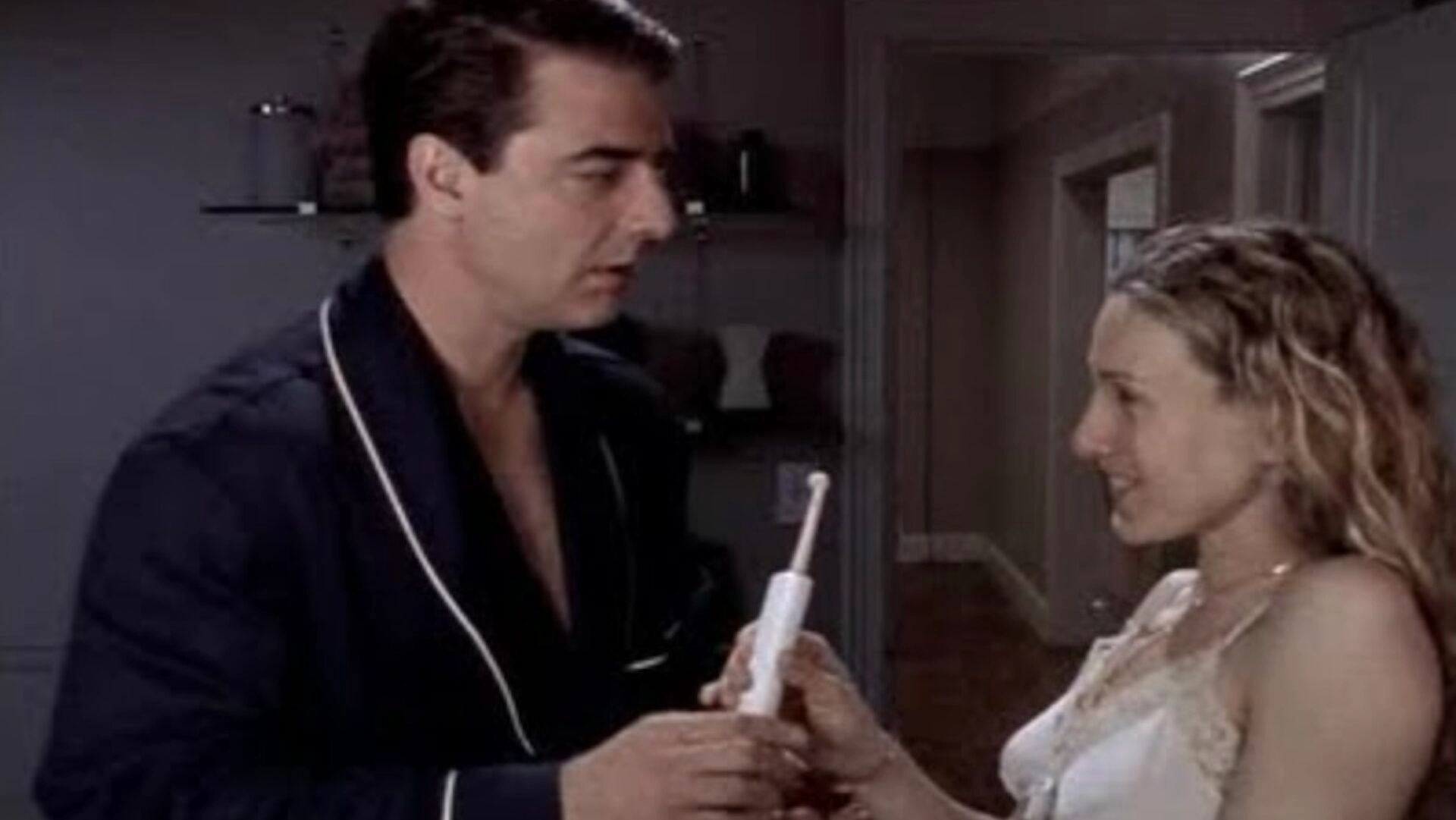 What Is Micro-Mance? Why The Dating World Is Giving Up On Grand Gestures