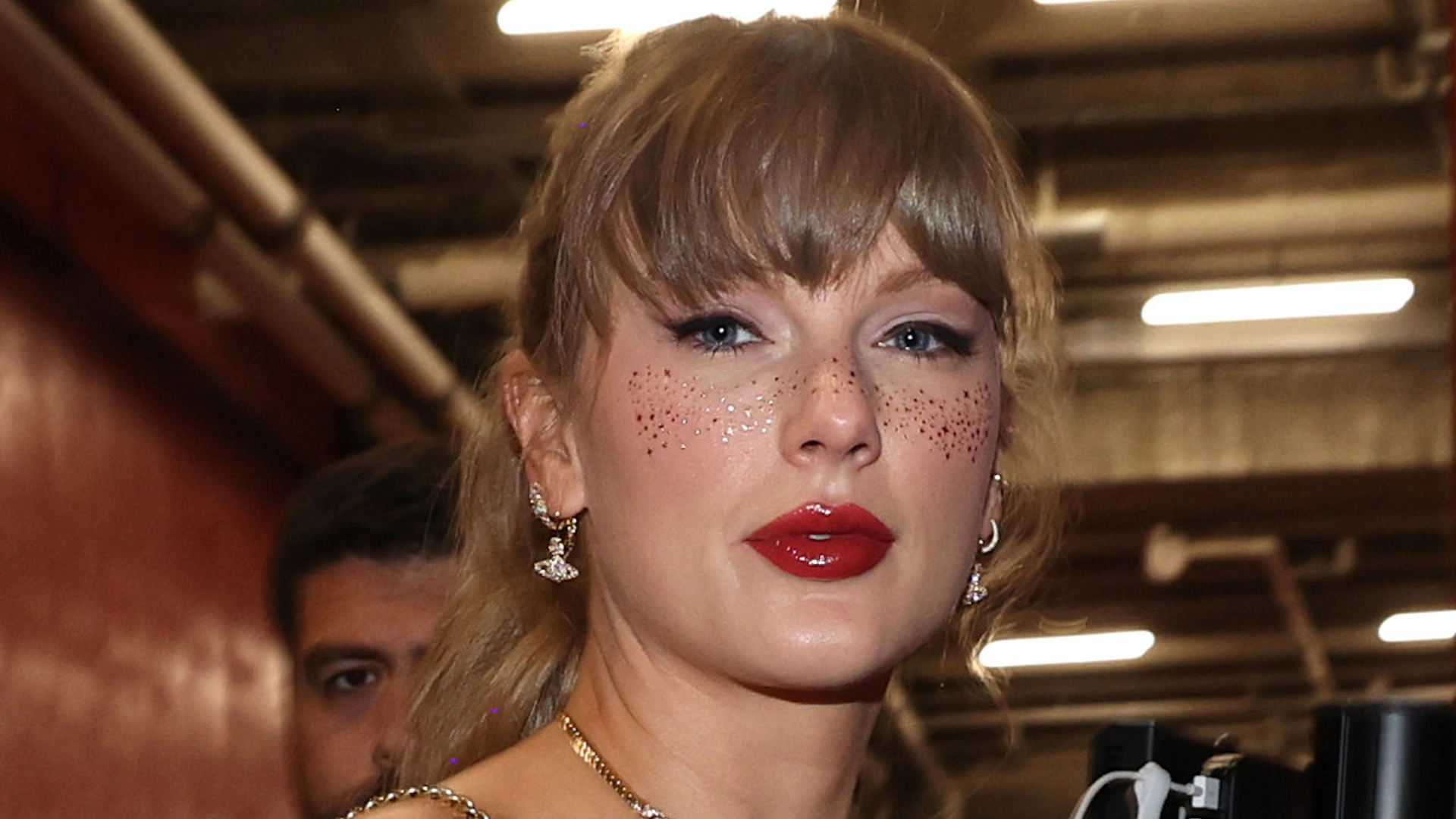 Umm Taylor Swift Debuted Glitter Freckles And I’m Kinda Obsessed