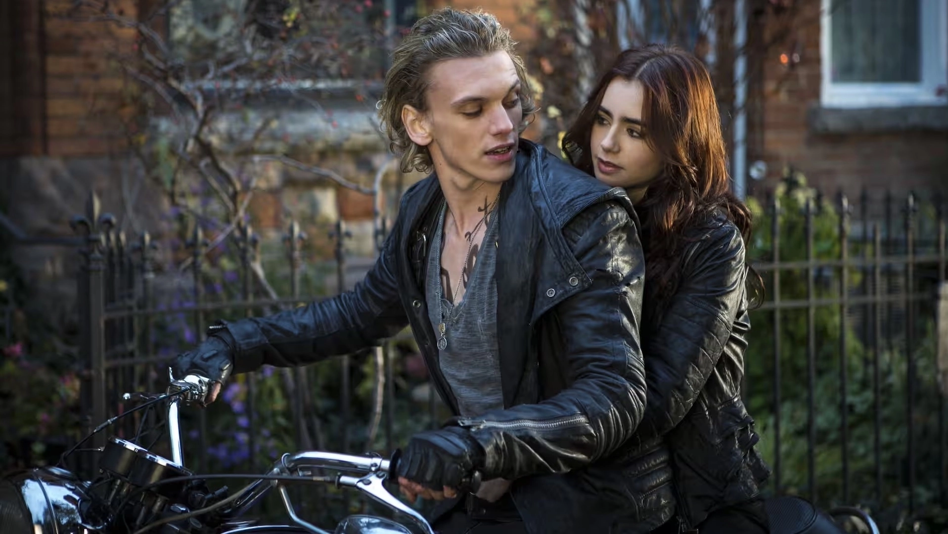 Still Hung Up On ‘A Court Of Thorns And Roses’? You Might Be Fictosexual