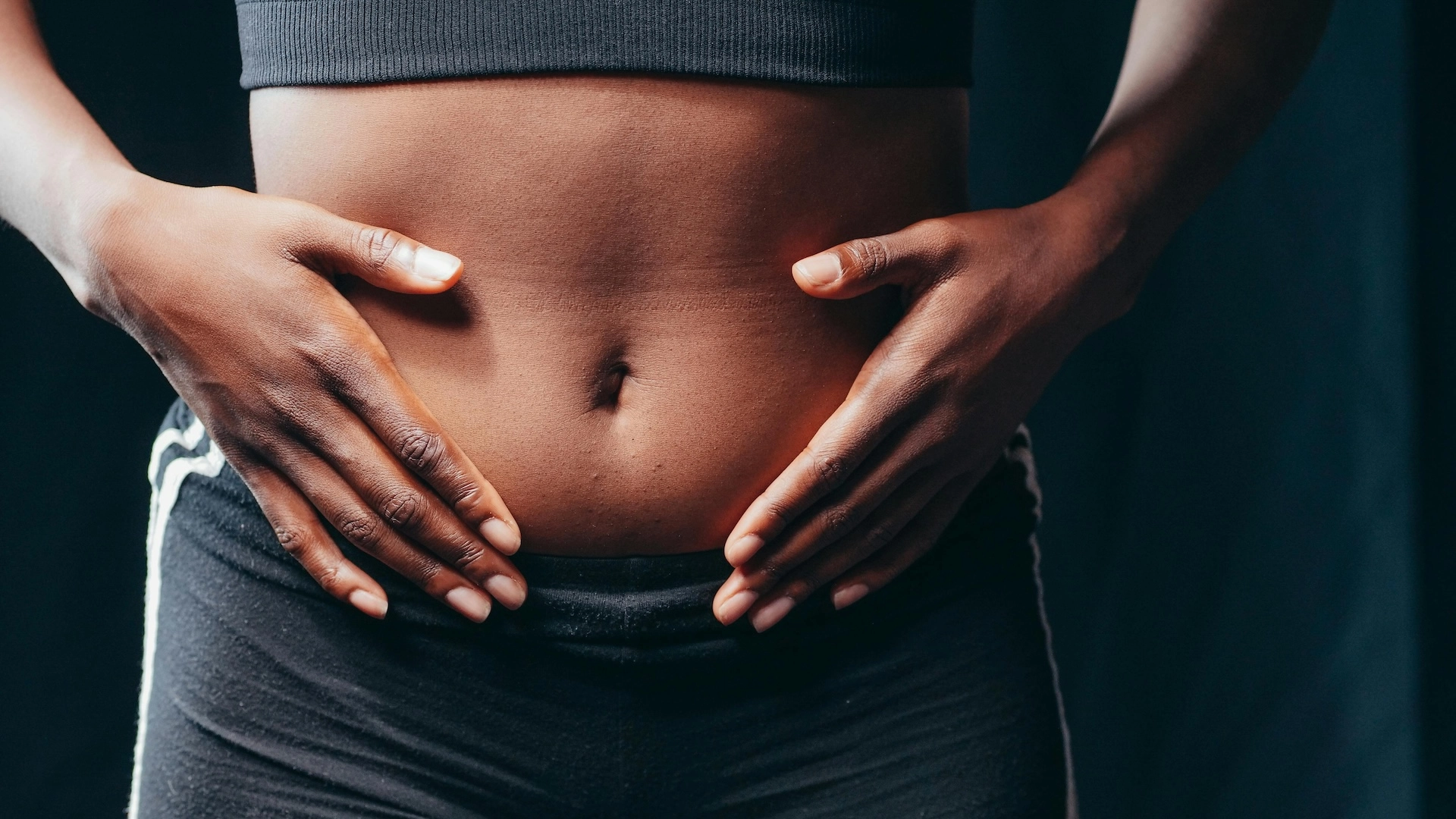 TikTok Girlies Are Putting Castor Oil In Their Belly Button For “Health” Reasons… But Does It Work?