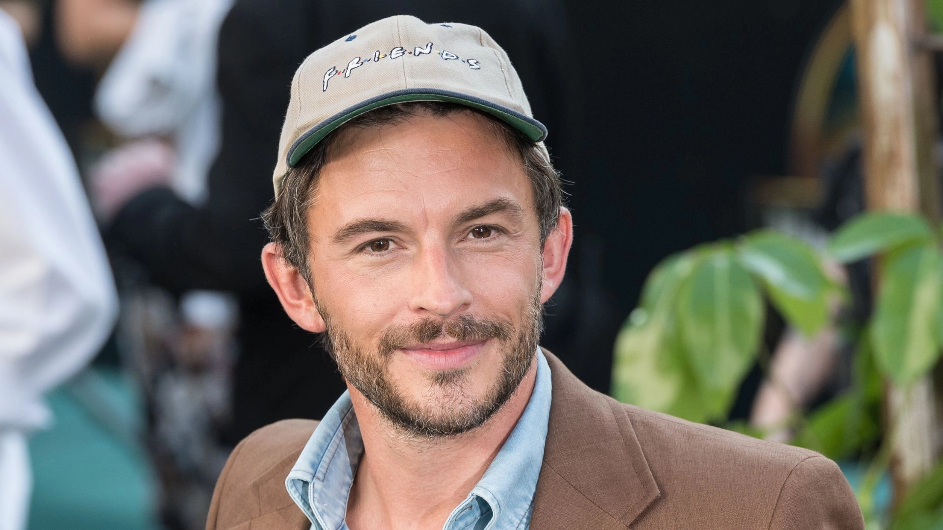 This Is How Much Jonathan Bailey And His Red Carpet Flip-Flops Are Worth