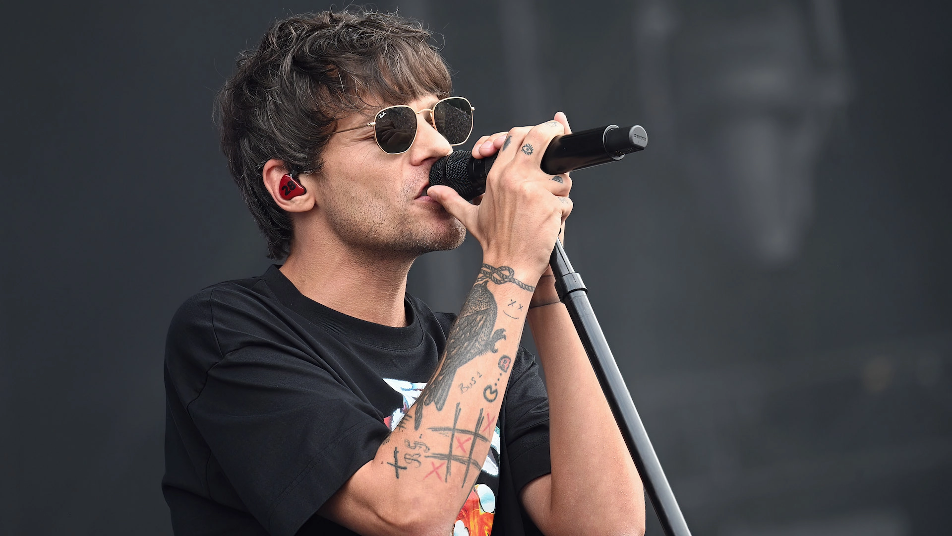 Louis Tomlinson Embraces Grey Hairs At Glastonbury — Should We Give Him A Medal?