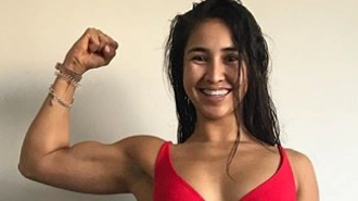 Fitness Coach Shares Two Photos Taken Seconds Apart To Warn Against Misleading Body Image Photos