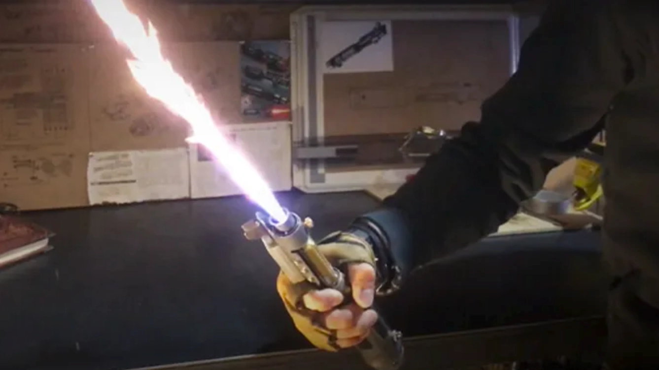 YouTuber Wins Guinness World Record For Inventing First Working Retractable Lightsaber