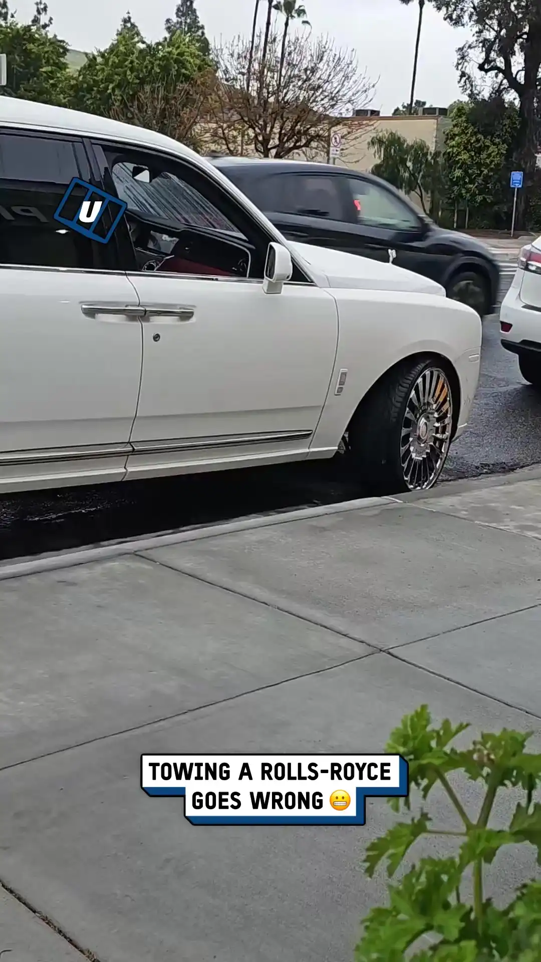 Towed Rolls-Royce scrapes curb ππ«£
