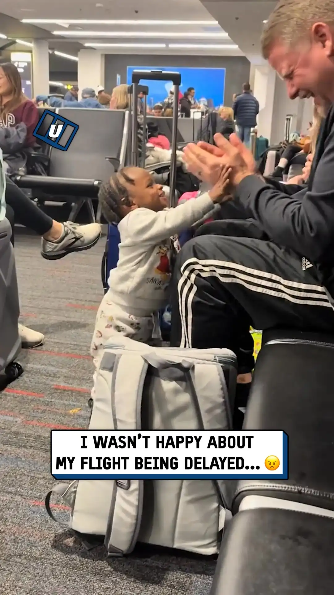 Son makes an airport friend ✈️🥹