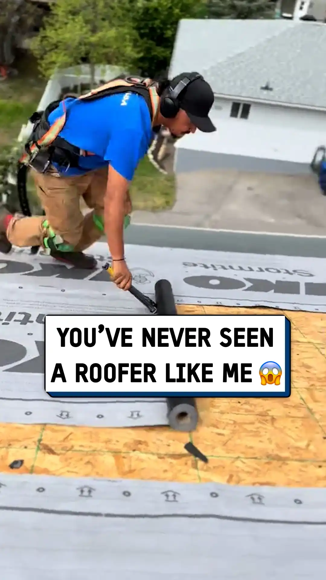 Speedy roofing skills 🤯🔨