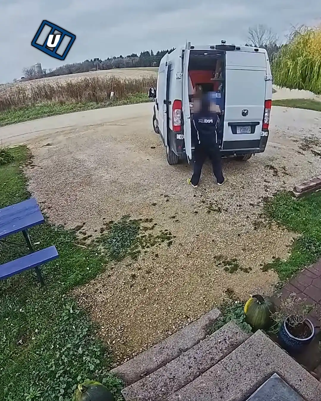 Delivery driver takes frustrations out on package 📦😡