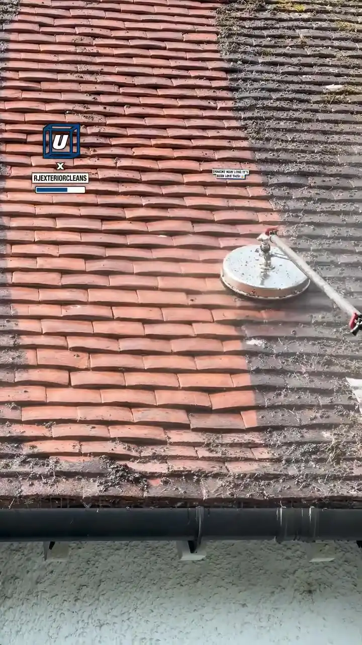 Giving this roof a well-deserved muddy makeover 🤩🧼