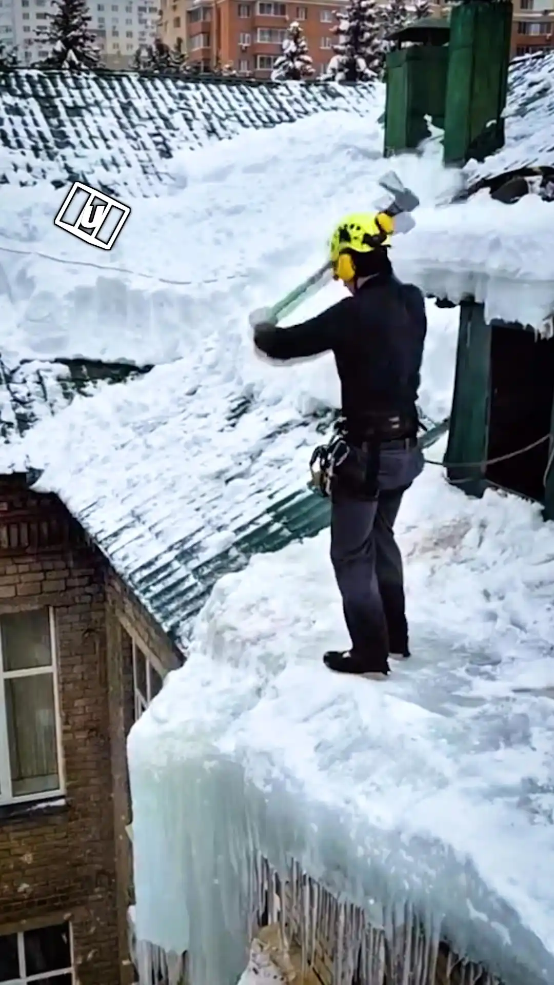 Giant chunk of ice falls from roof 🥶🧊