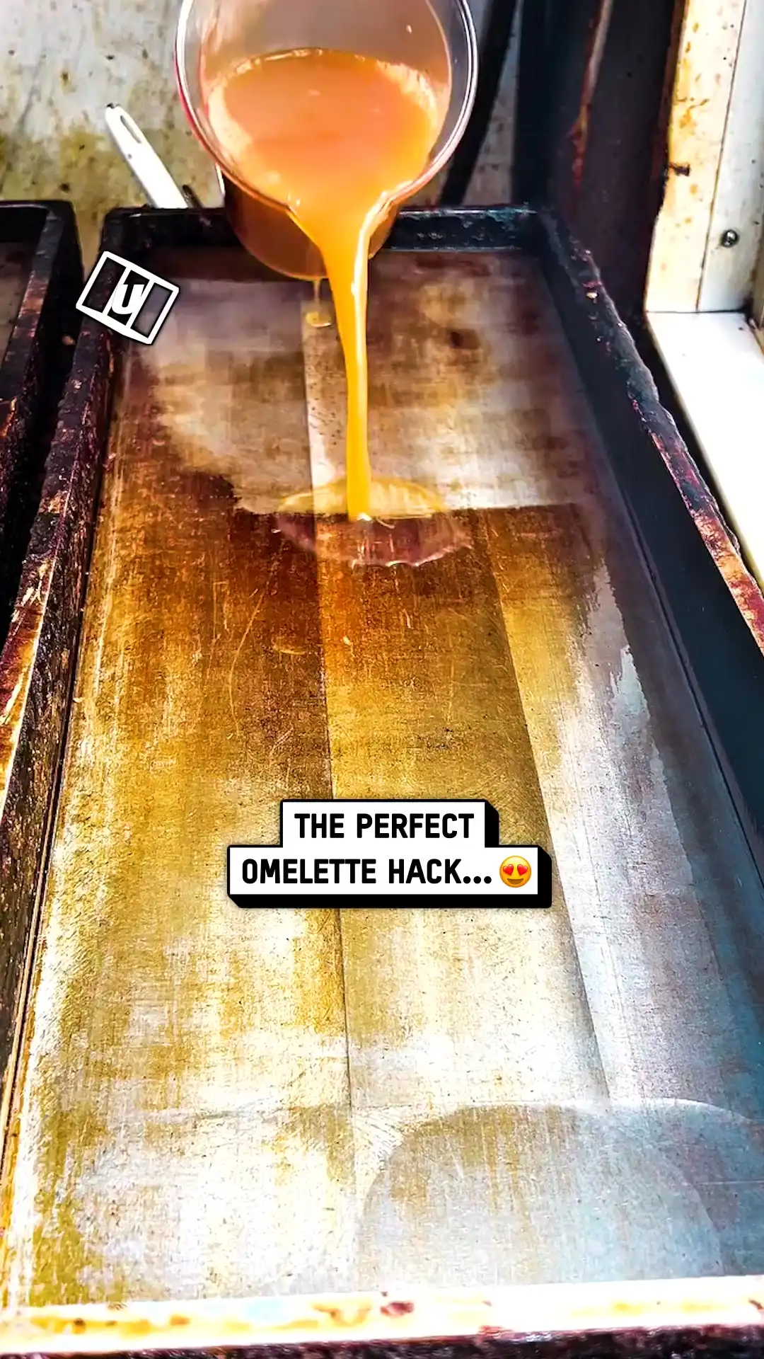 Satisfying omelette hack 🤤🍳