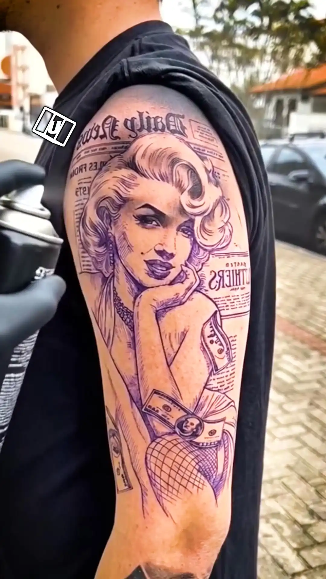 Spraying tattoos like graffiti 😳💨