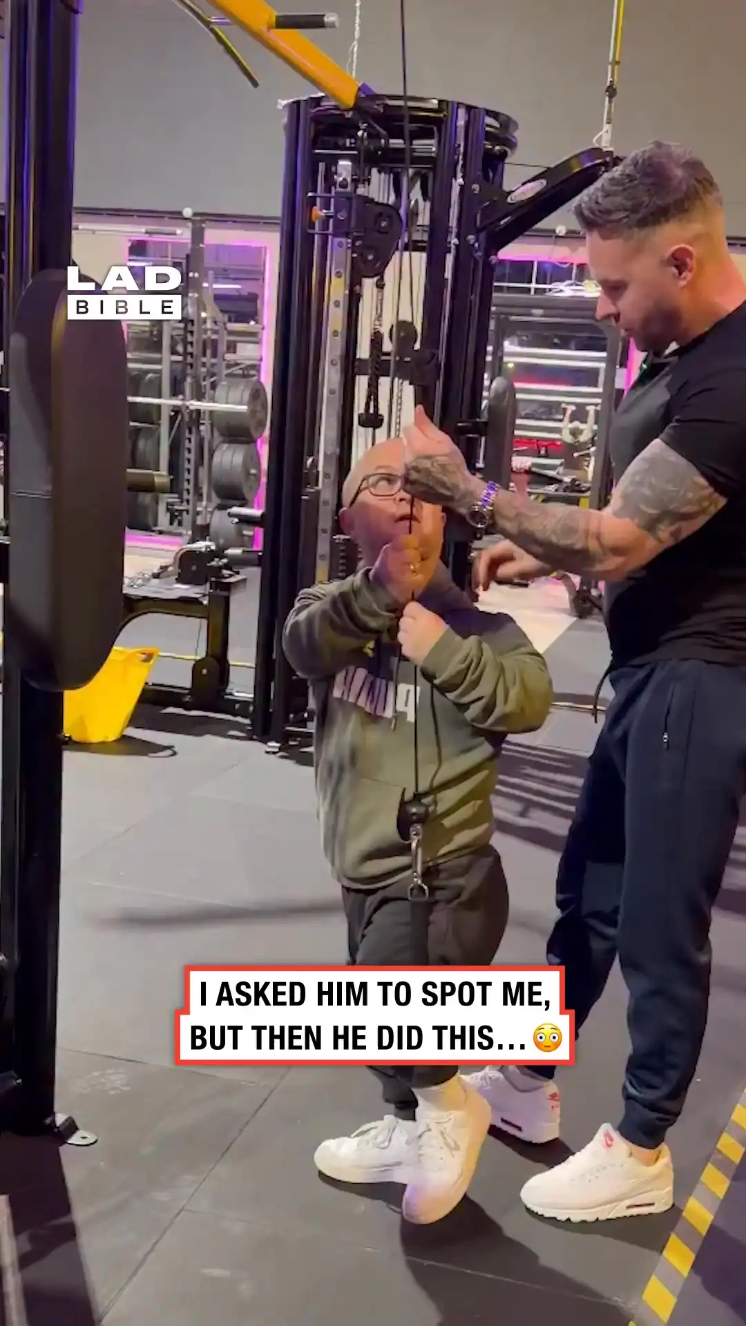 I got caught in the gym machine 😅😳