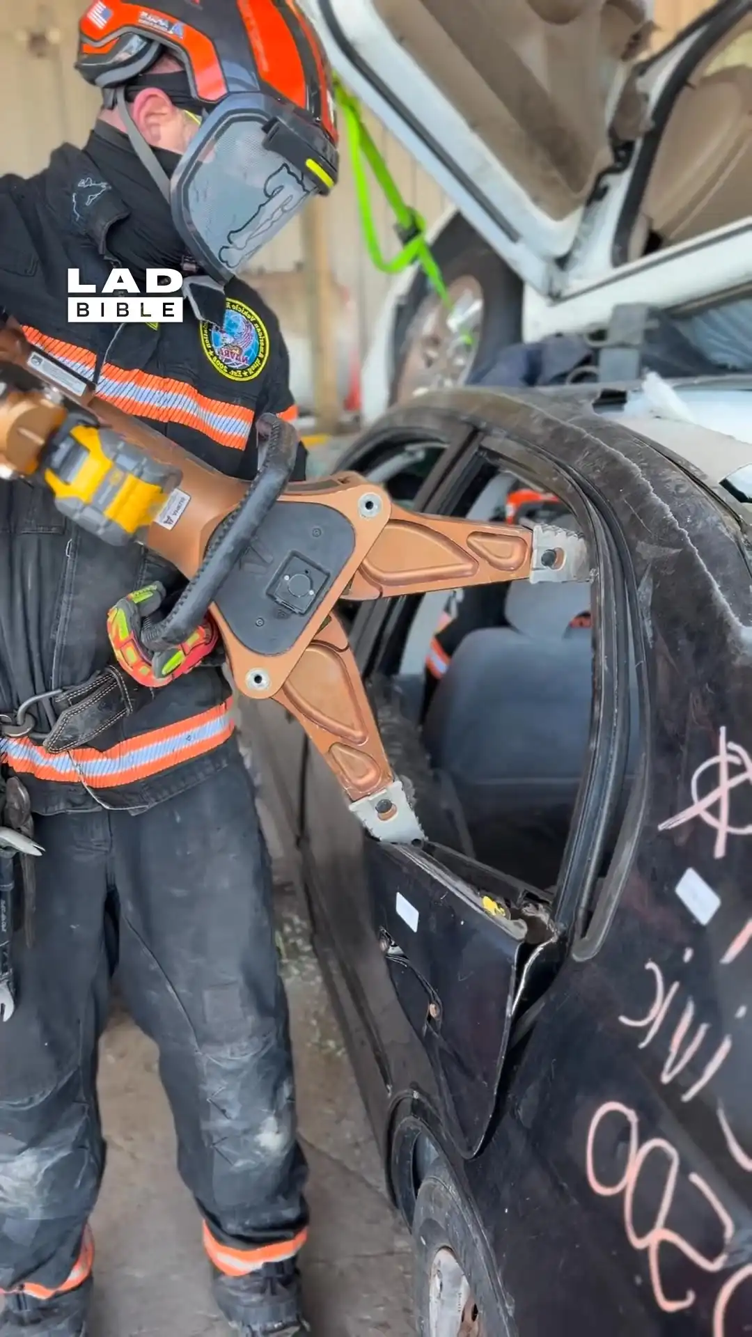 How firefighters pull people from cars π€―π¨βπ