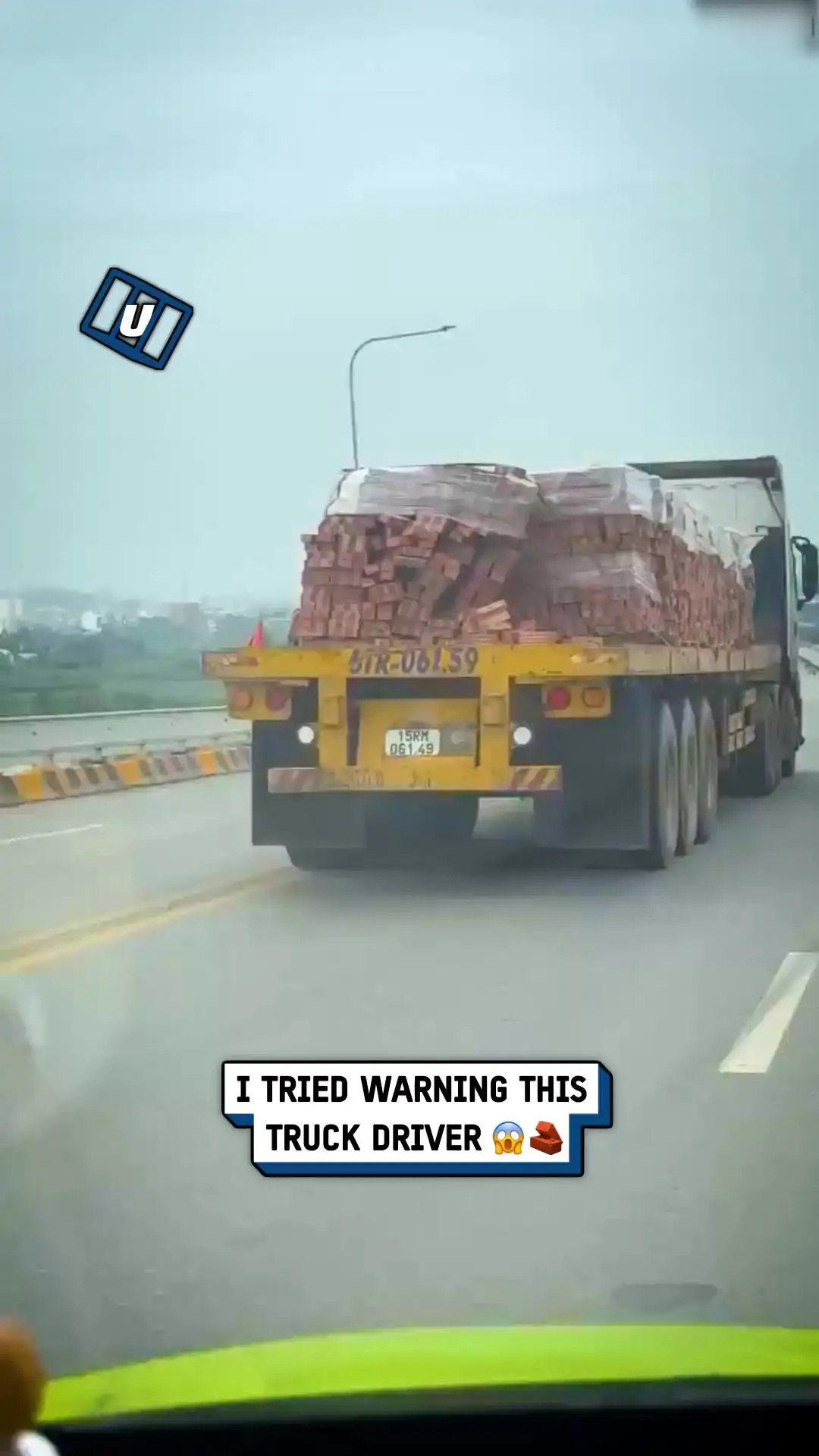 Poorly secured truck fail 🚛😱