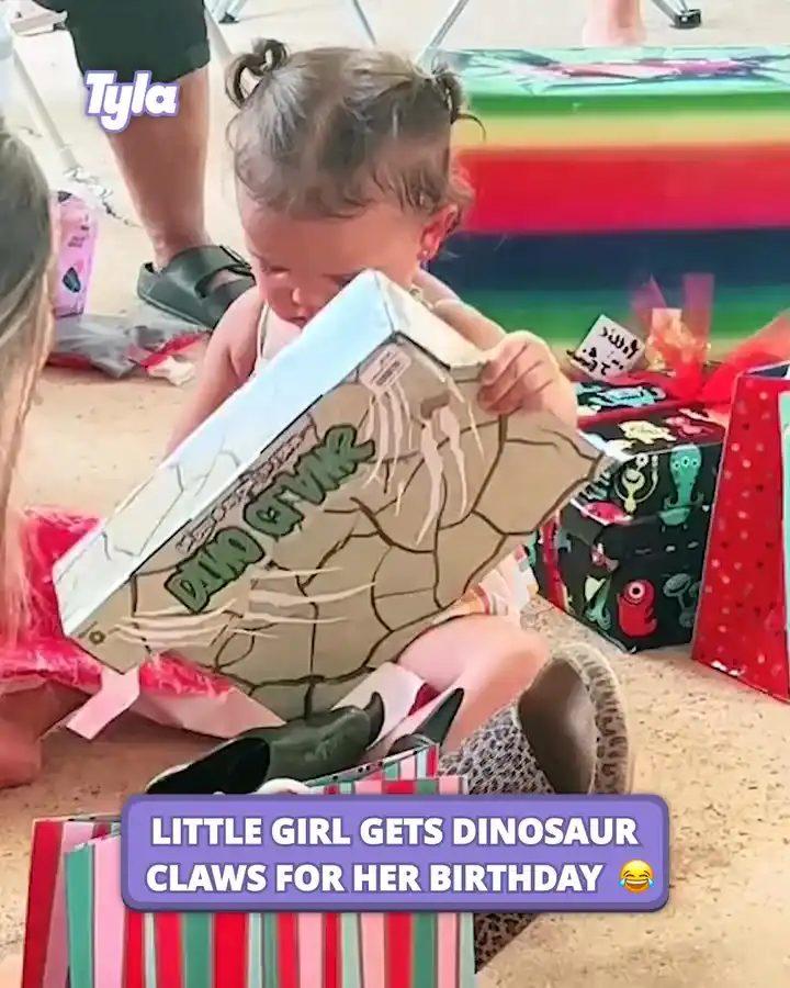 She doesn't just play dinosaurs, she becomes a dinosaur 😂🦖