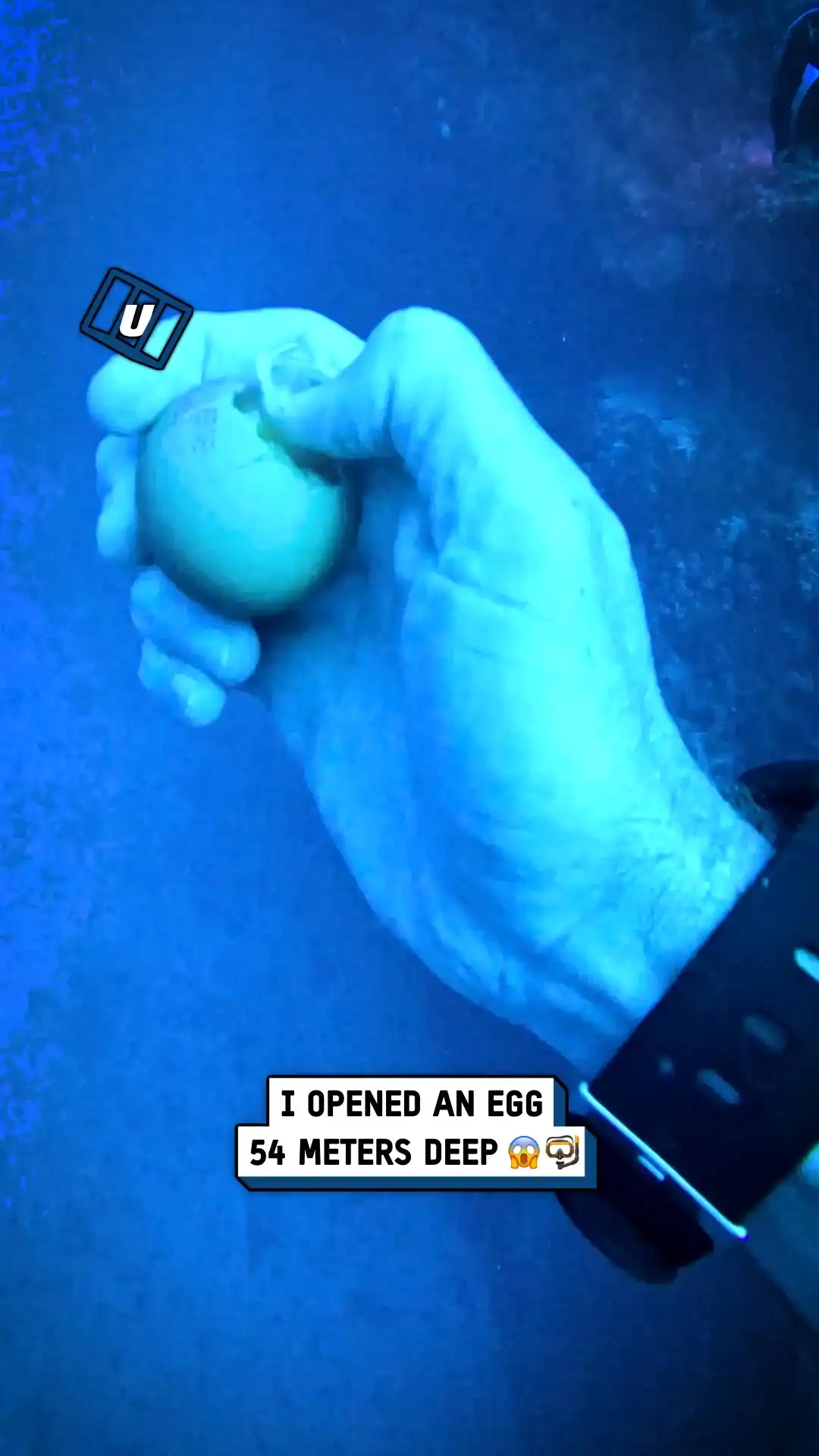 Cracking an egg underwater 🍳🤯