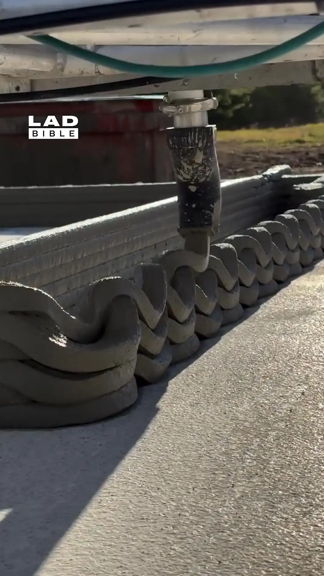 Machine 3D prints houses 🤯