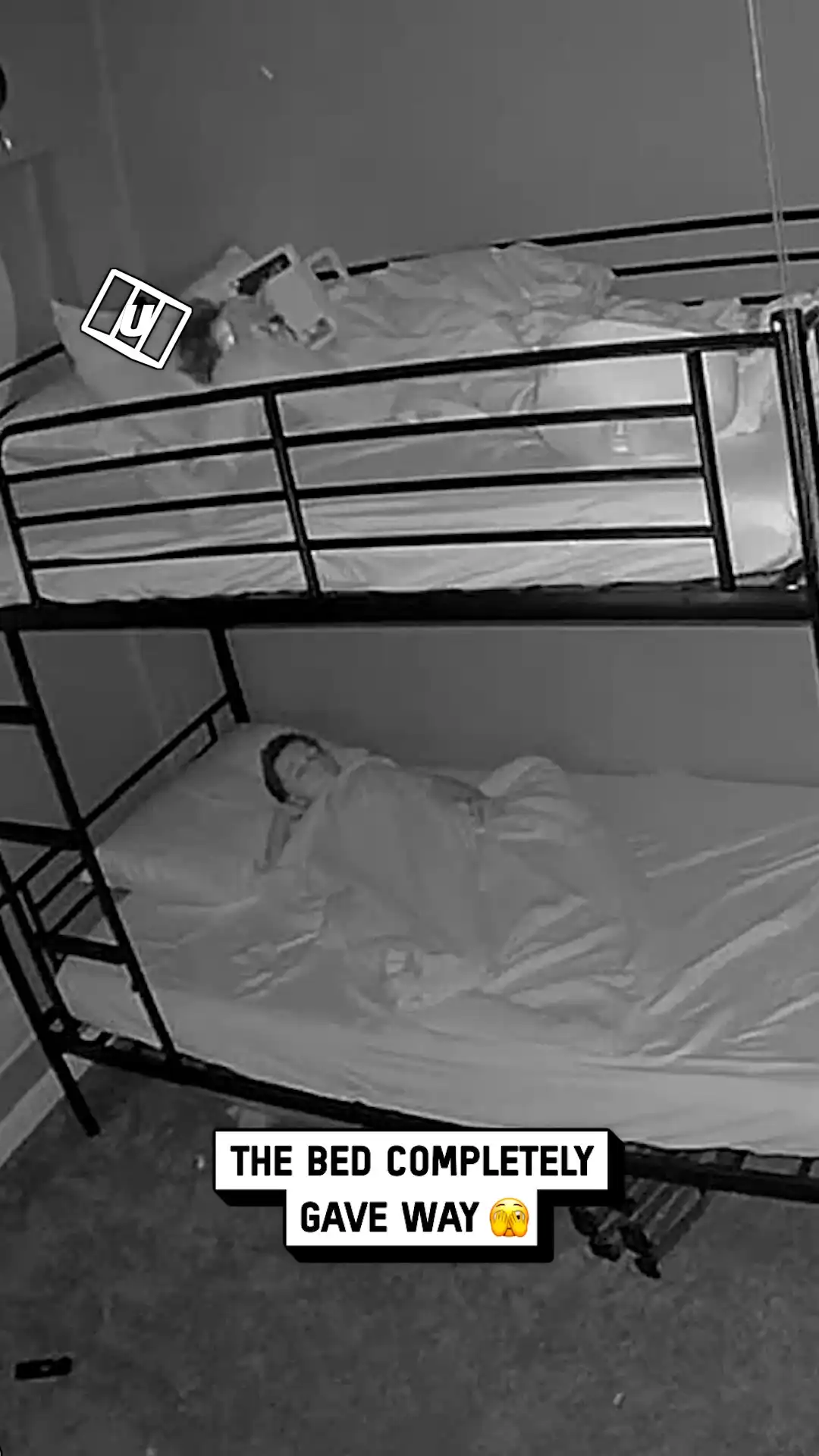 Bunk beds collapse caught on camera