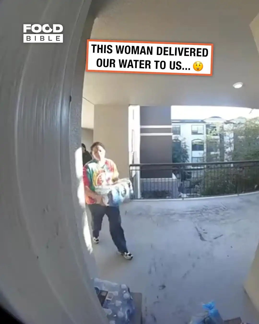 Two women delivering water π¦