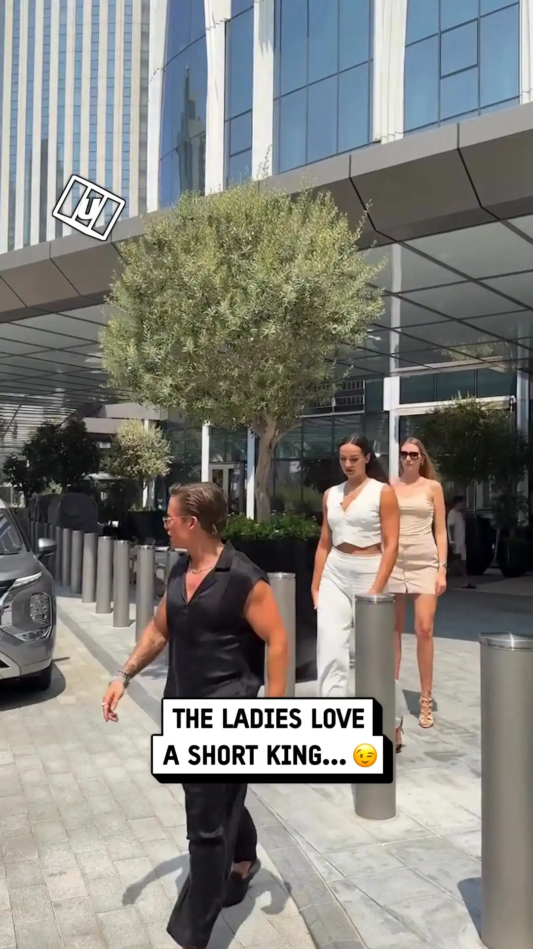 Short king dates tall women 😳👑