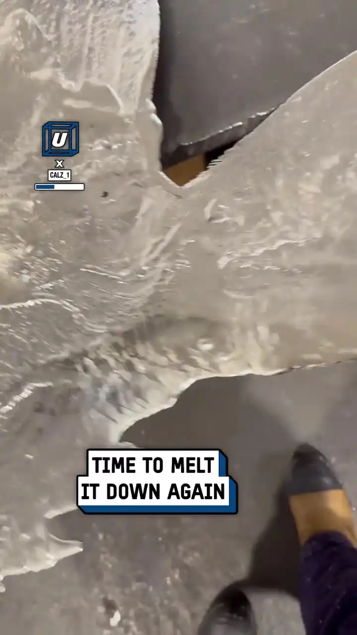 Satisfying molten metal splattering 👨‍🏭🤩