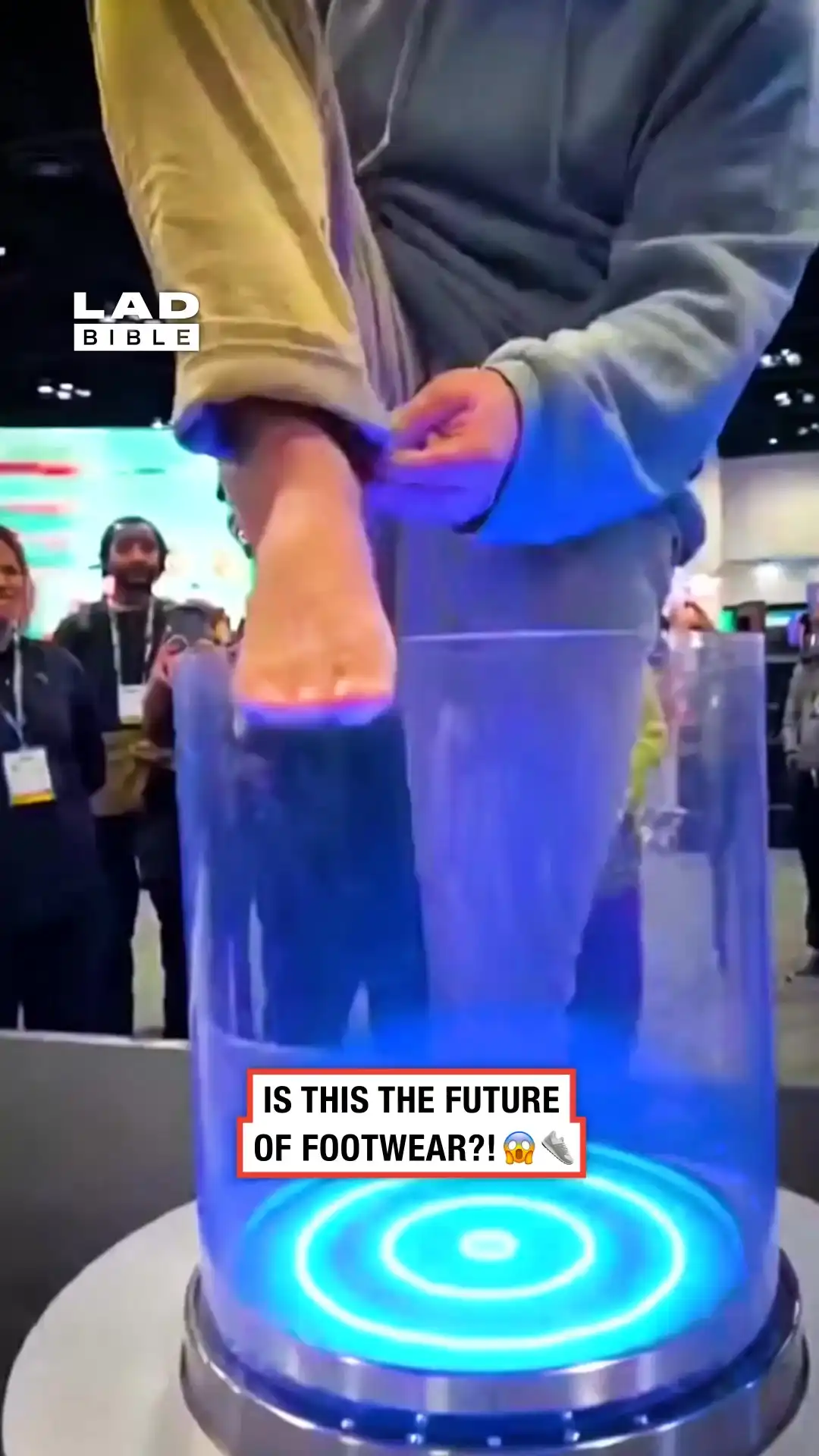 Machine prints shoes onto your feet 🤯🦶