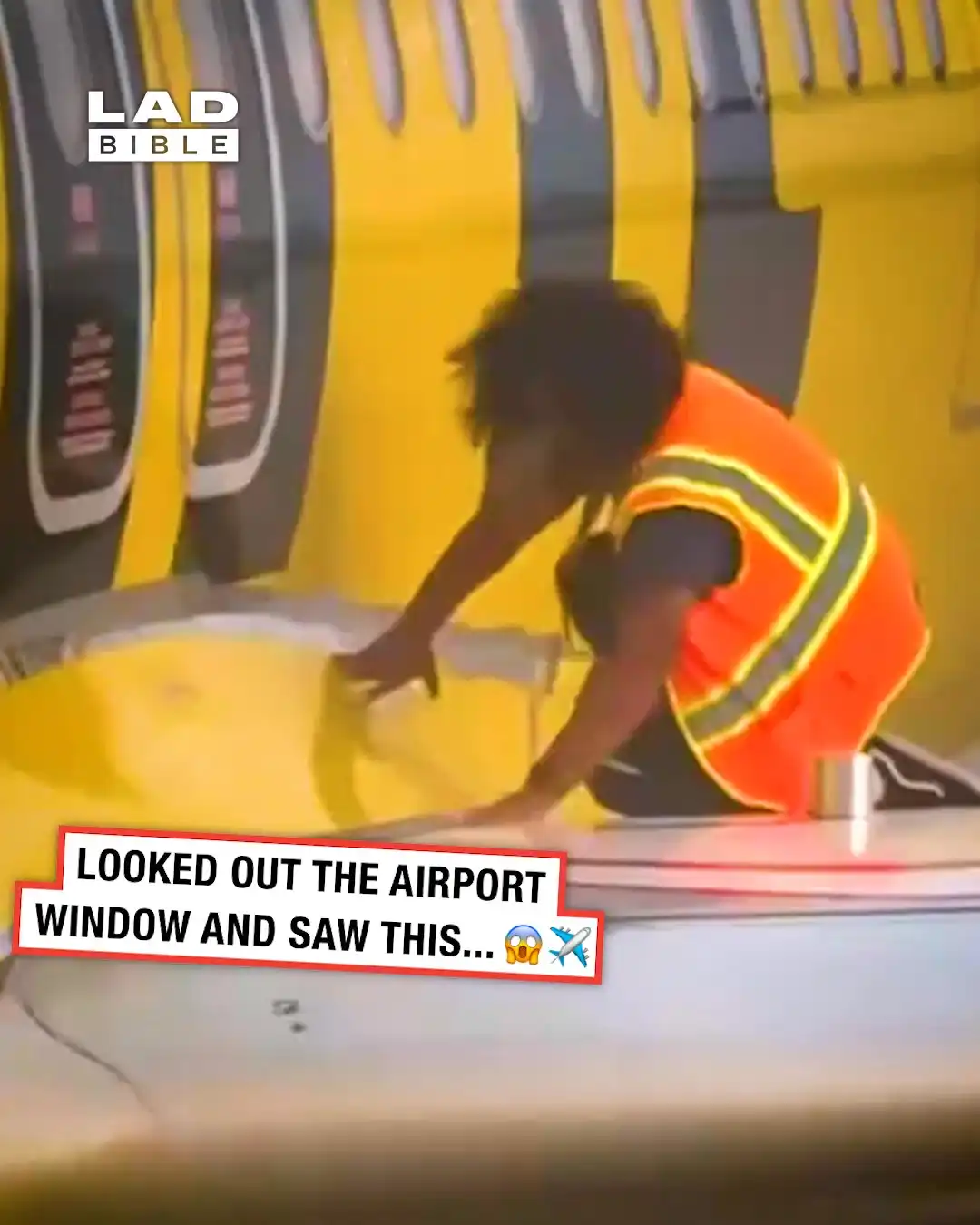 Airport worker spotted taping plane wing 😳✈️