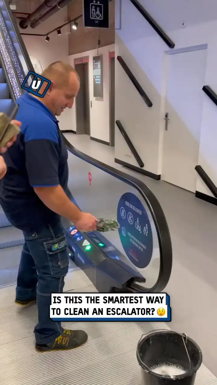Satisfying teamwork escalator clean 😲🧽