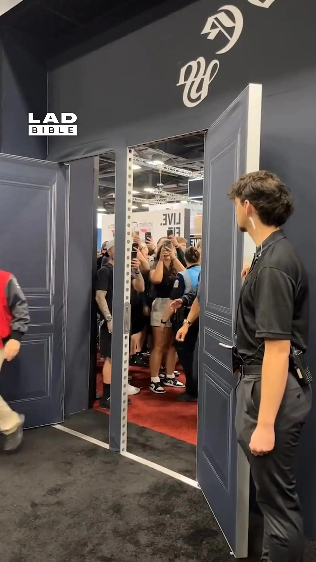 Arnold Schwarzenegger was too muscley to fit through the door 😅💪