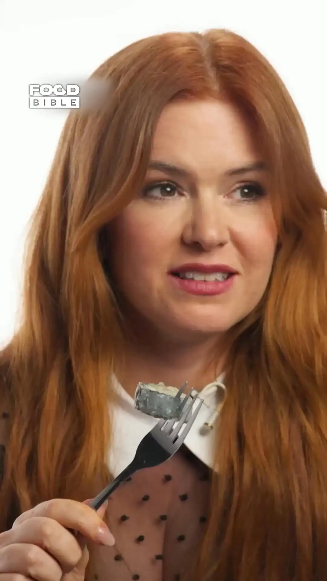 Isla Fisher tries jellied eels 🤢