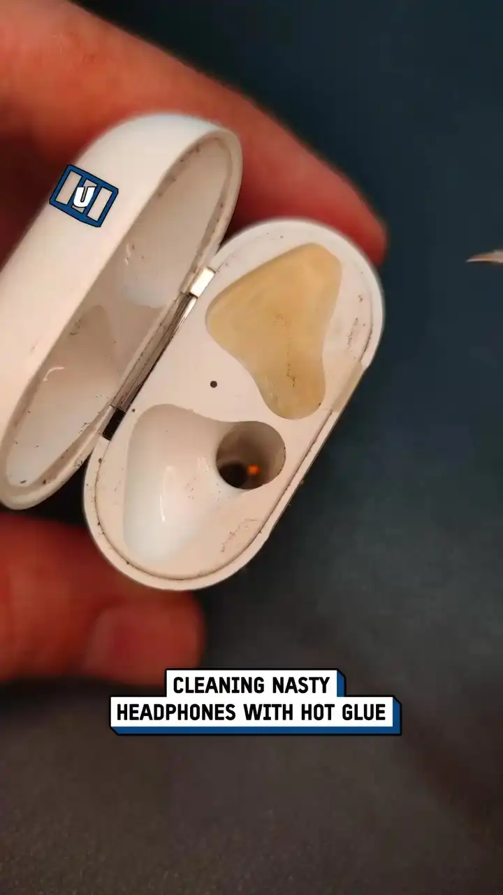 Satisfying AirPod case cleaning 😍🧼