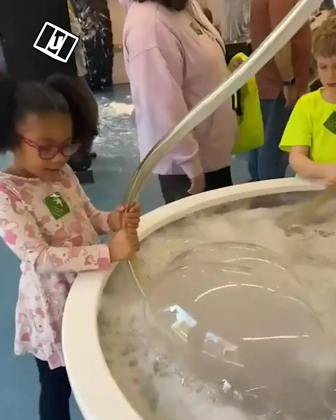 Little girl has perfect reaction to boy popping her bubble 😅🫧