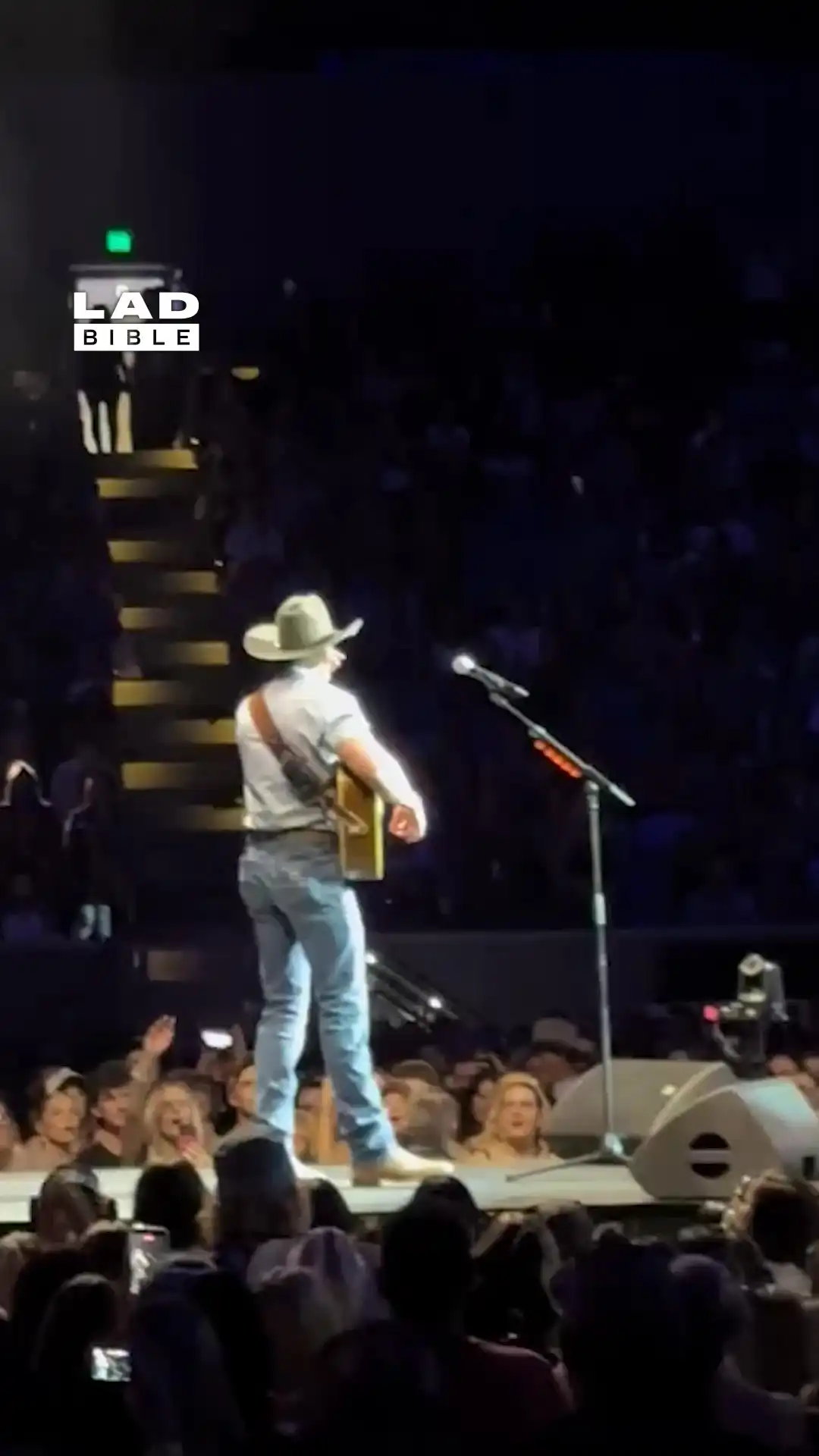 Concert stopped after someone throws a phone at the singer 😨