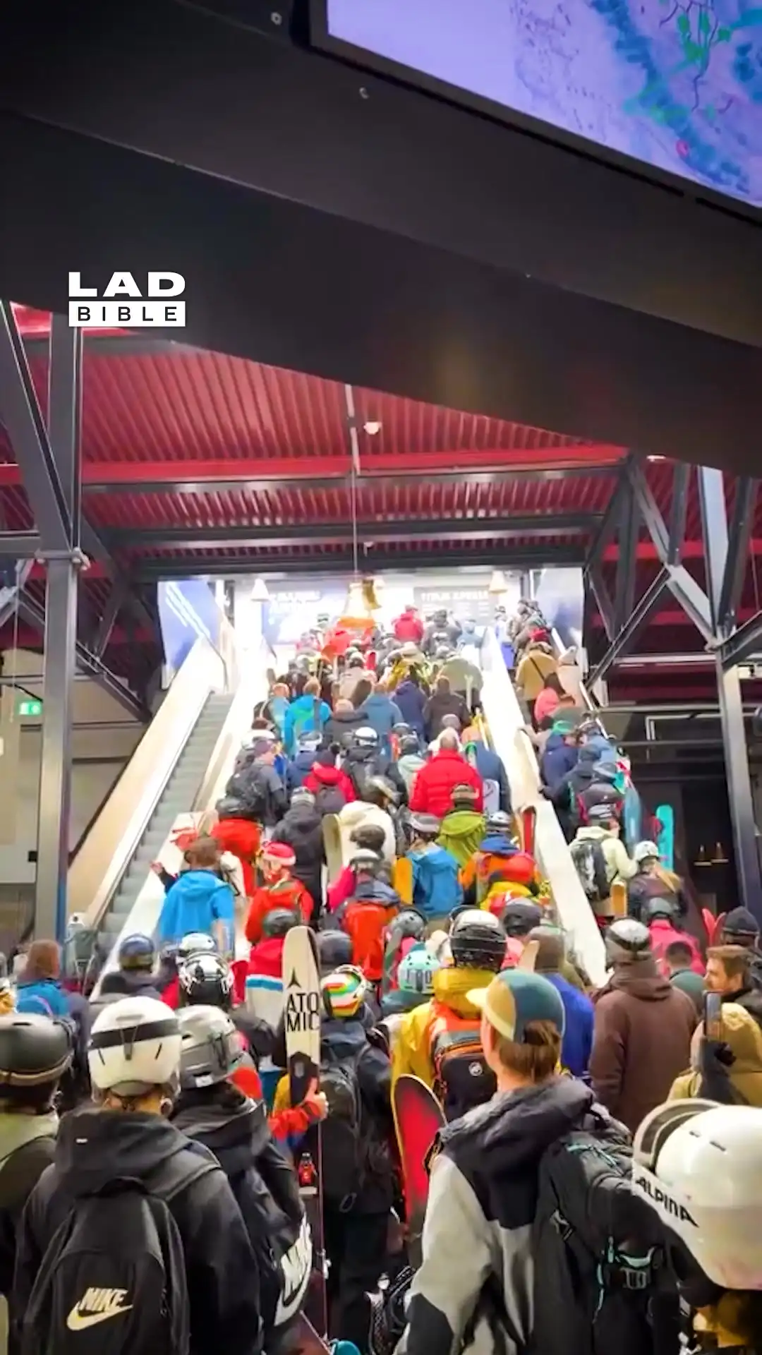 Guys find genius way to beat a queue 🤯👏