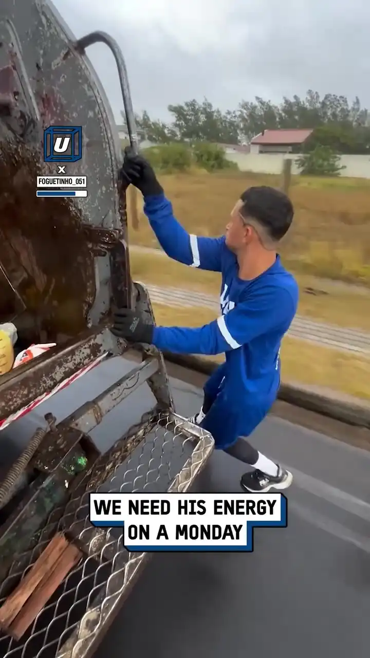 World's happiest garbage man 🤣👏