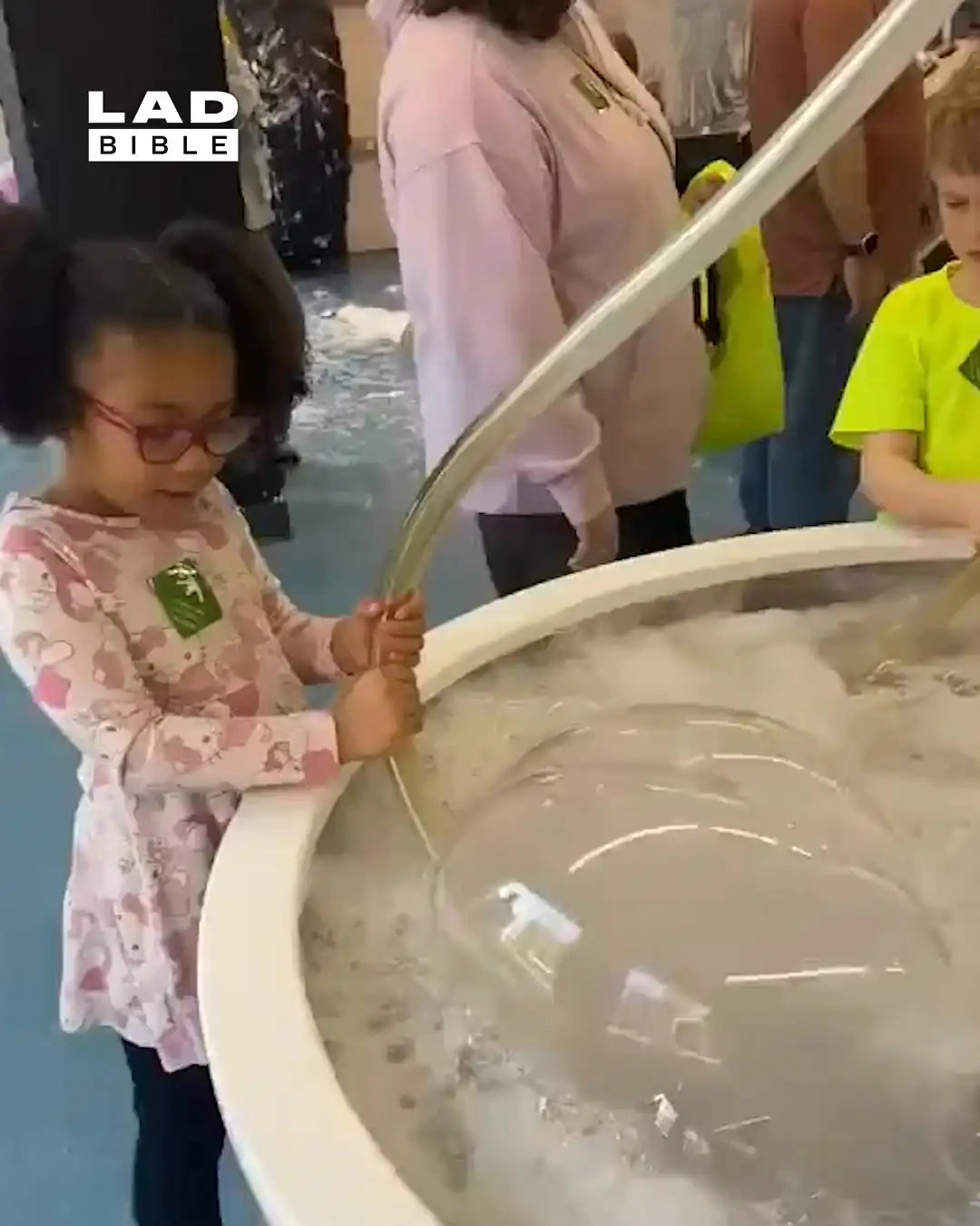 This kid kept popping my daughter's bubble 😡🫧