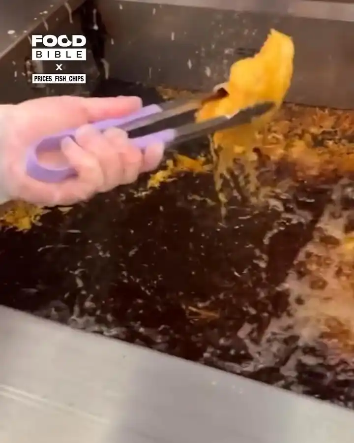 How fish and chip shop make their battered chicken burgers 🍗😋