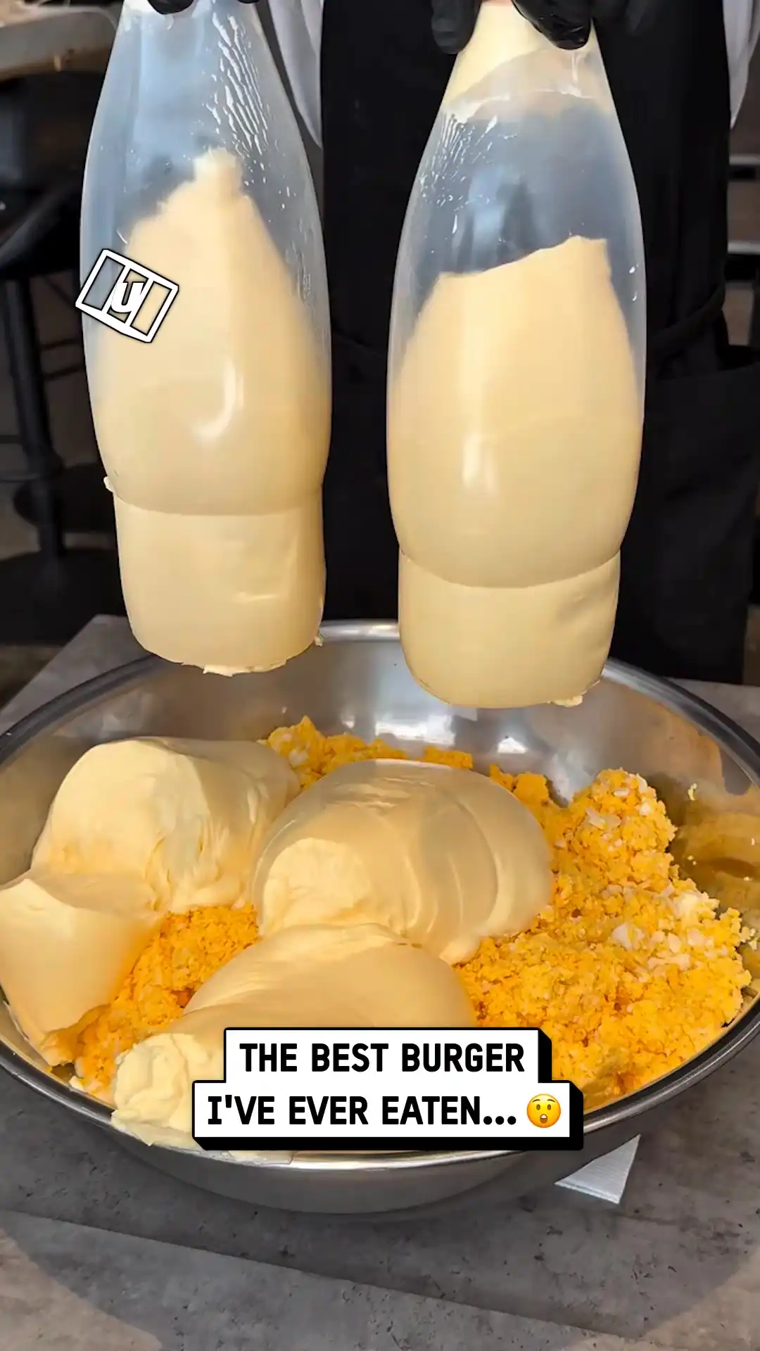 Satisfying omelette hack 🤤