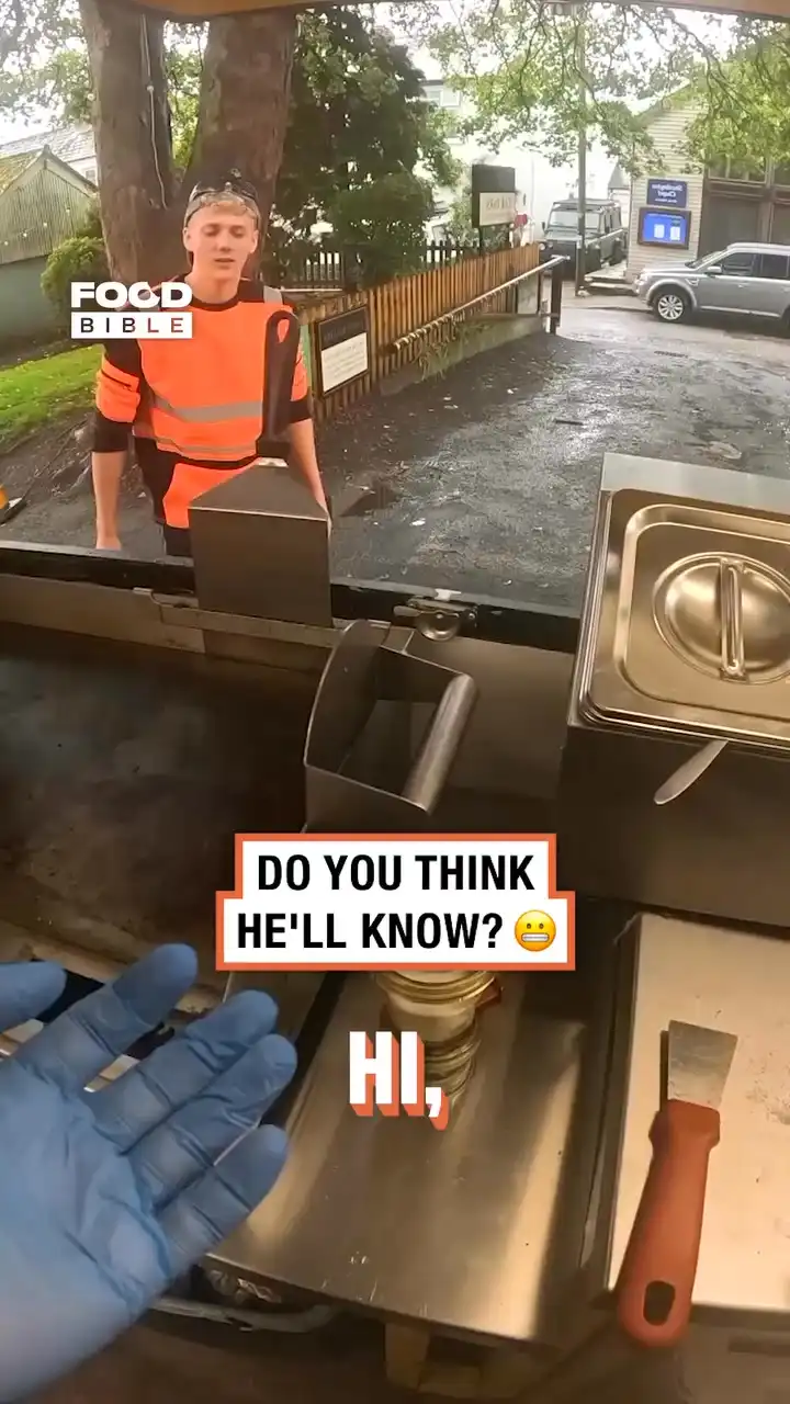 Man over-sells microwave burger 🍔