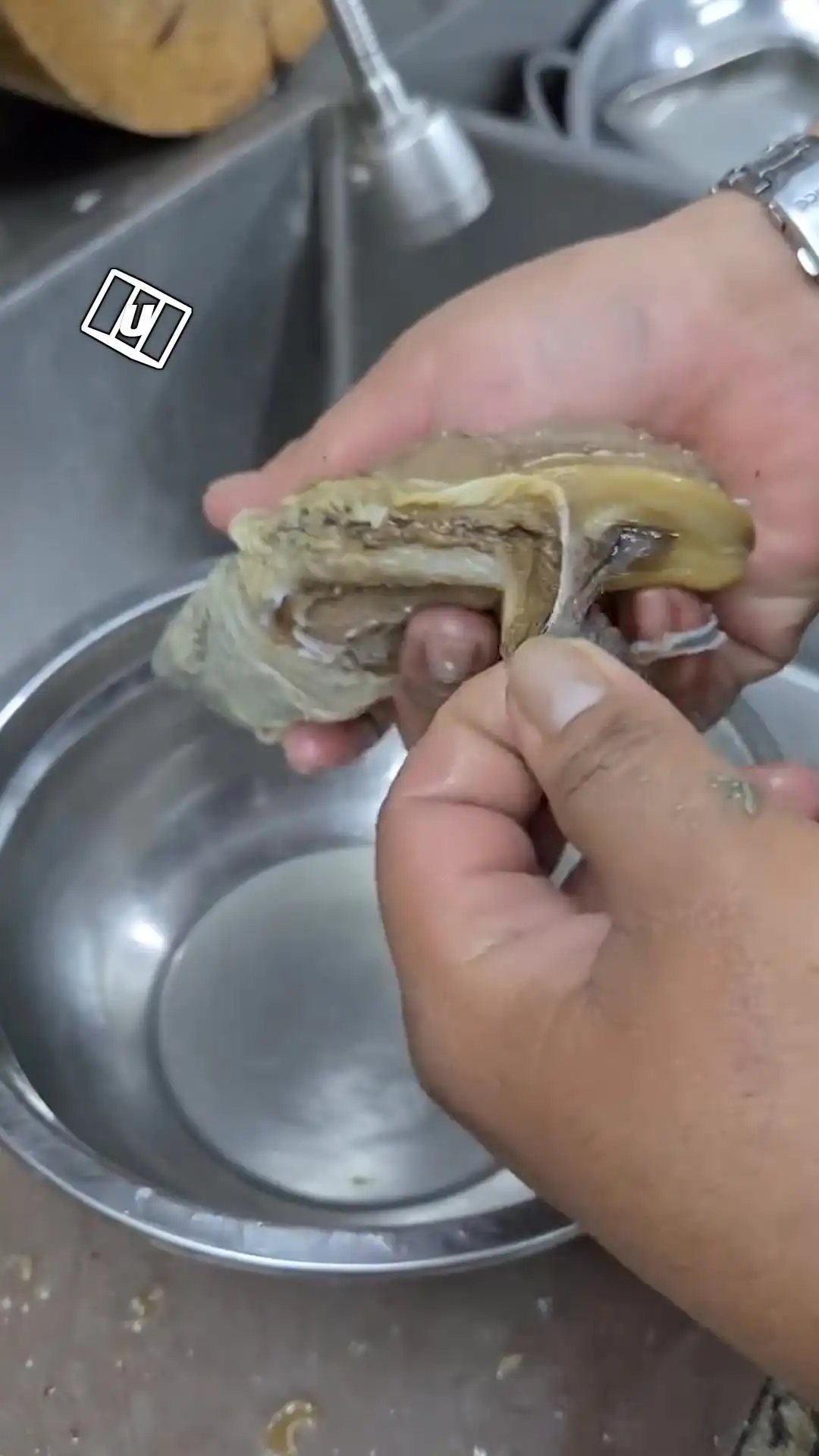 My date is making something sus π₯΄π¦