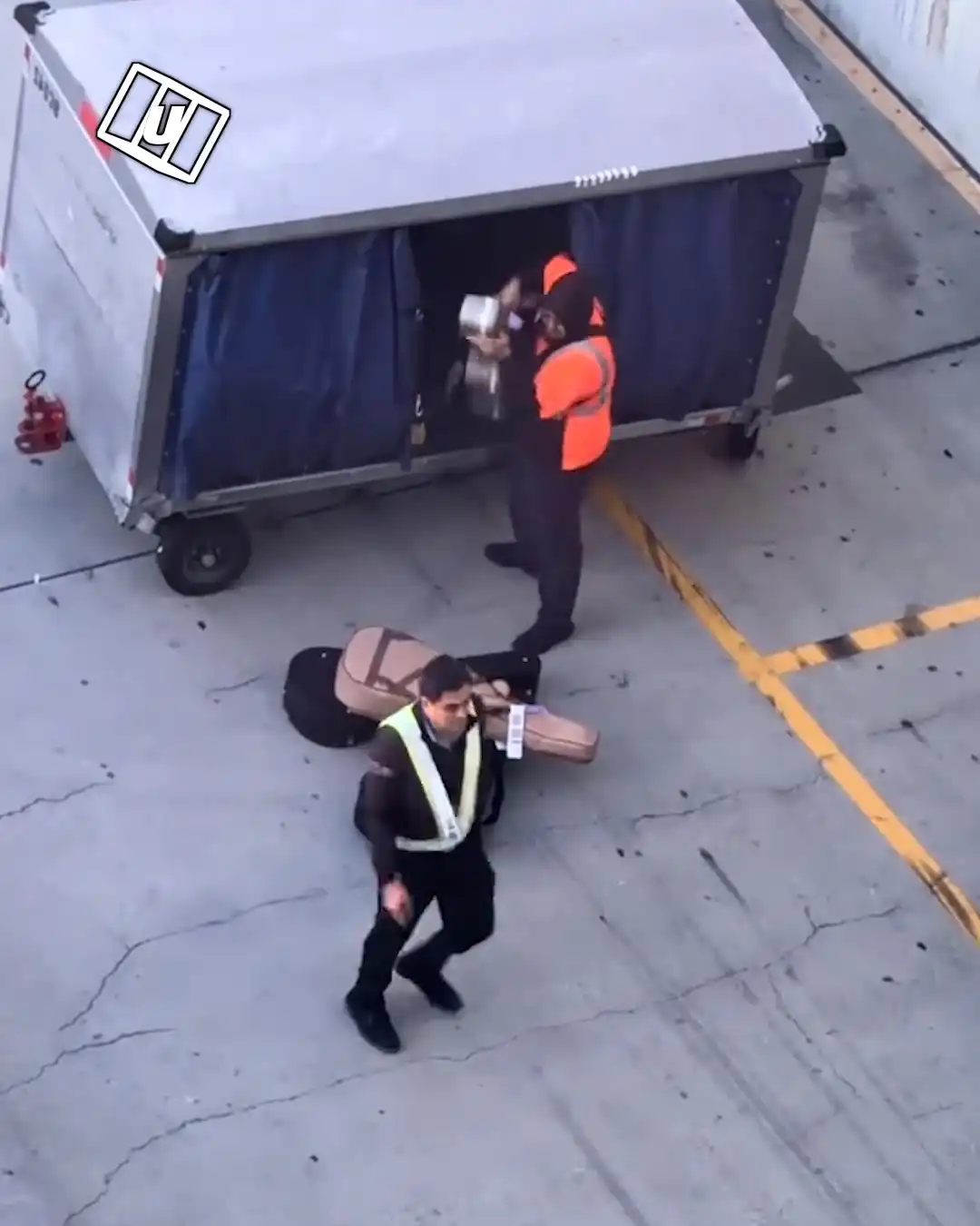Airport baggage handler throws guitars 💀