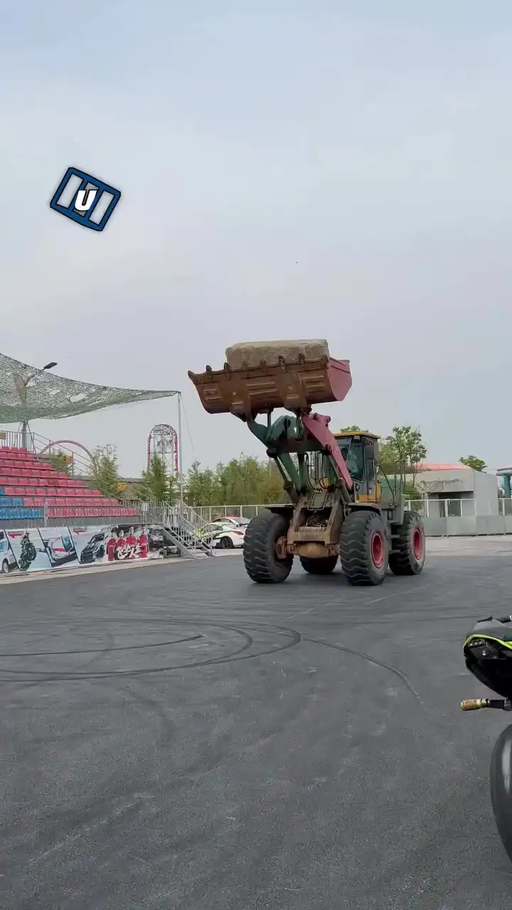 Impressive excavator tricks 🚜🤯