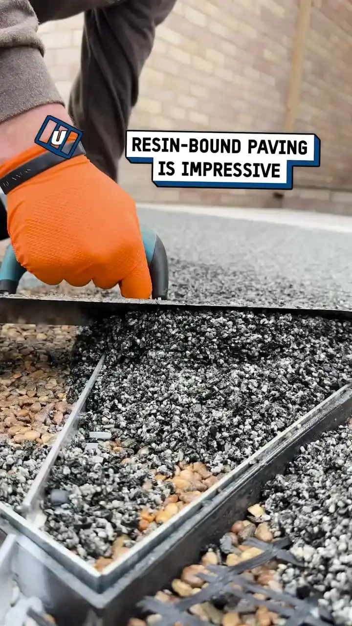 Laying resin-bound paving 🧱😲