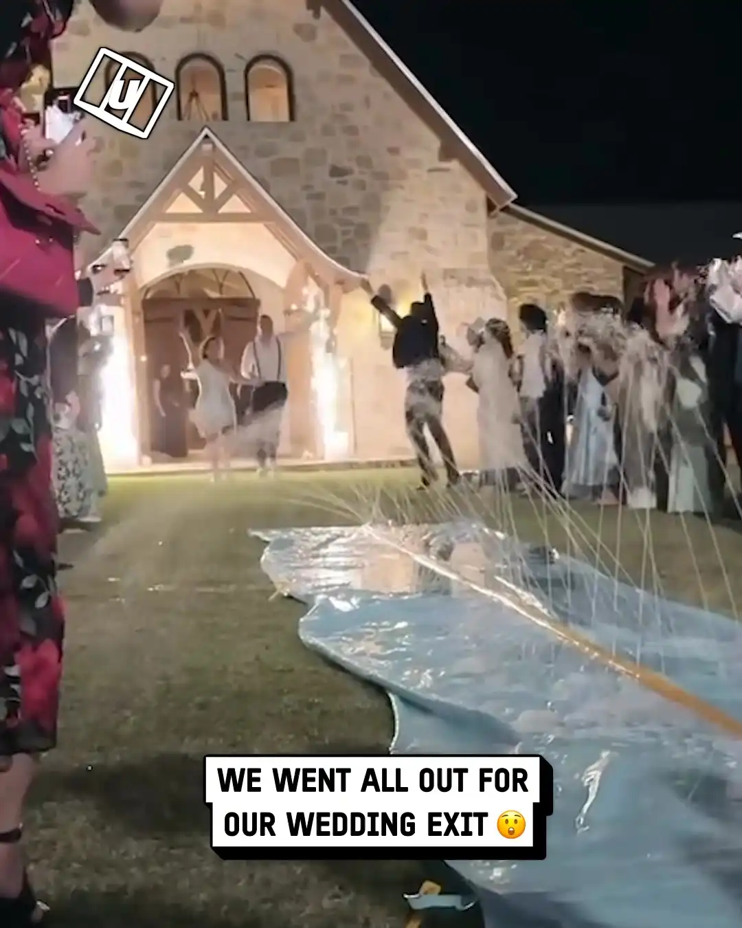 We went all out for our wedding exit π
π¦