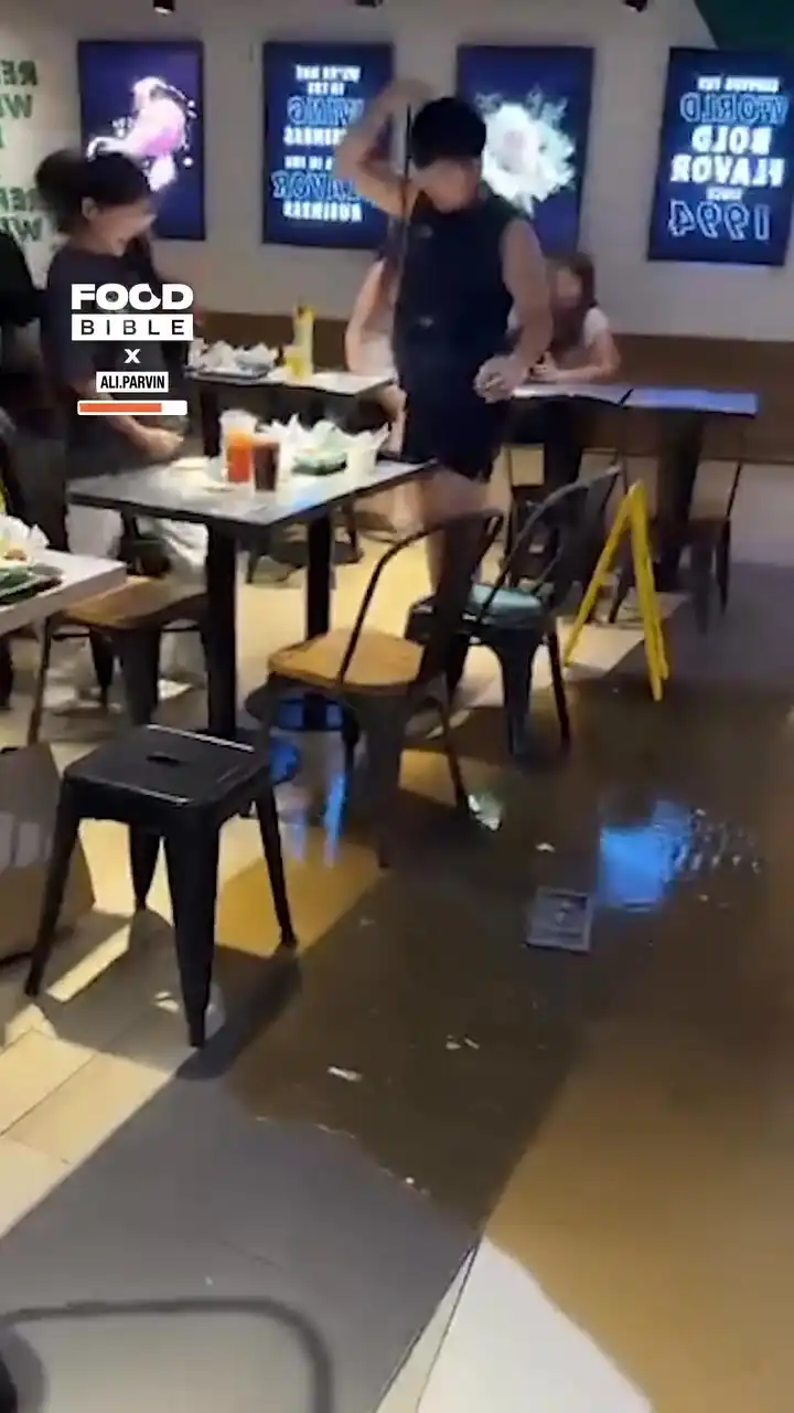 Pipe burst in the mall 😳