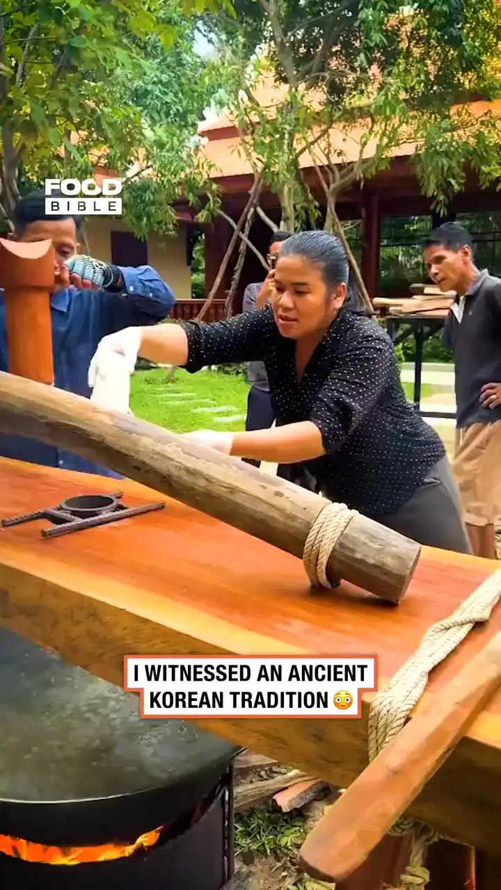 Serving Khmer noodles the traditional way 🍜